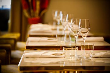 Gedeckte Tische in der Bar
