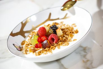 Granola mit frischen Früchten