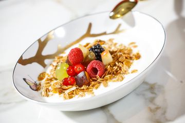 Granola mit frischen Früchten