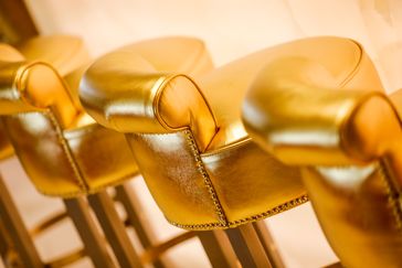 Goldene Stühle in der Bar