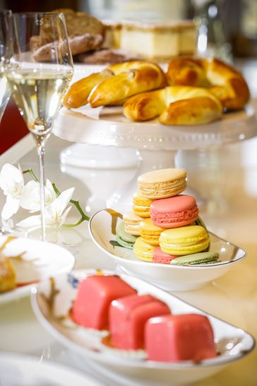 Punschkrapferl, Macarons, Nussgipferl