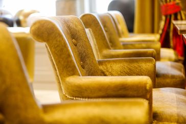 Goldene Stühle in der Bar