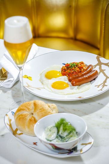 Maria Theresia mit Salat und einem Pfiff